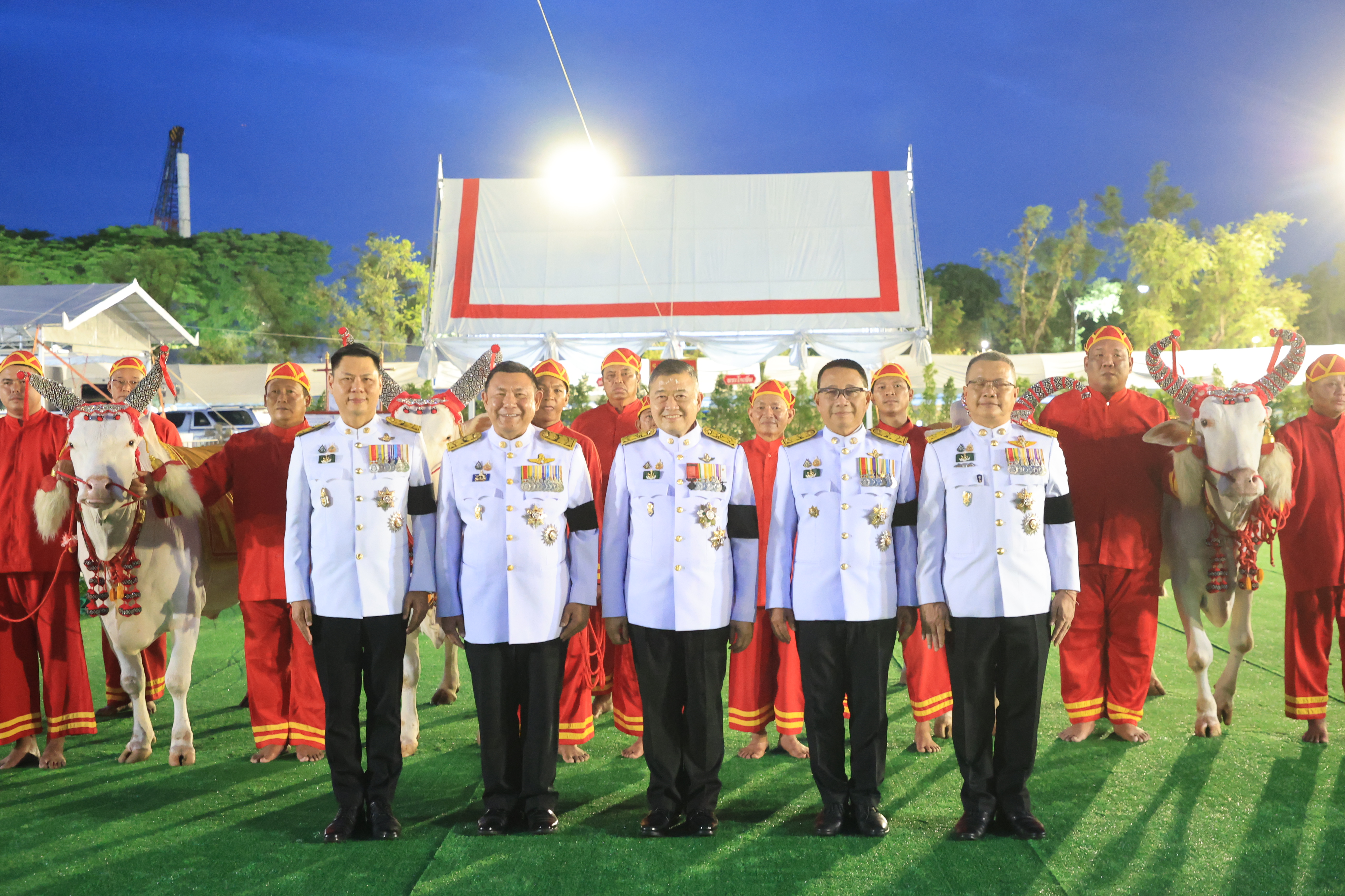 title - ปลัดเกษตรฯ ผู้ทำหน้าที่พระยาแรกนา พร้อมด้วยเทพีคู่หาบทองและเทพีคู่หาบเงิน ทำพิธีล้างมือพระยาแรกนา และเจิมหน้าพระโค